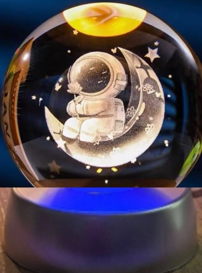 Ay Üstünde Astronot Tasarımlı Plastik Altlıklı Işıklı Cam Küre