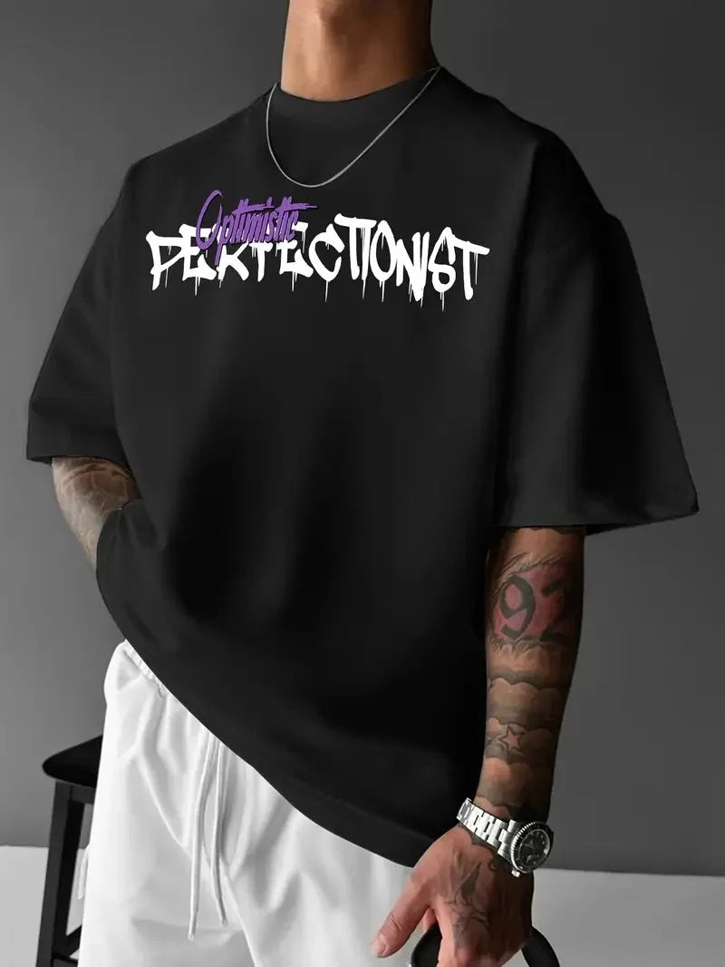 Erkek OversizeGrafik Tişört "CAMPBRASTCOOPERATION" Kalın Yazı Bisiklet Yaka, Kısa Kol, Kalın Mor ve Siyah Desenli Yazlık Sokak Kıyafeti - Beyaz