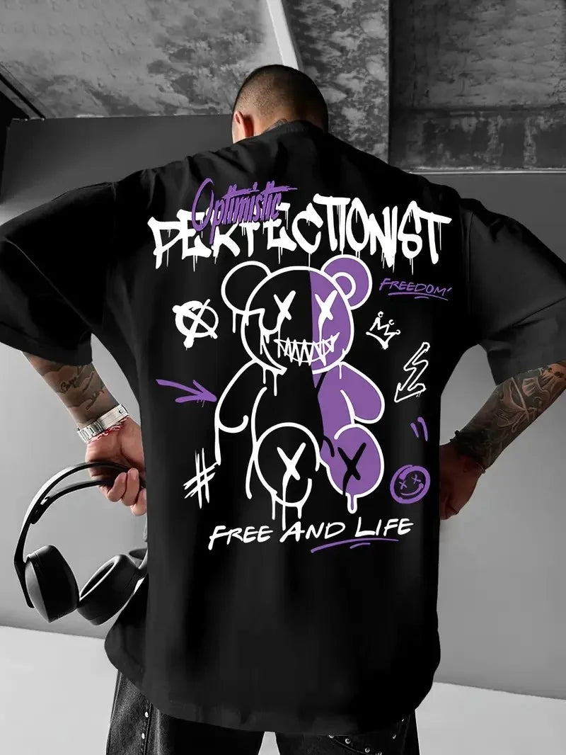 Erkek OversizeGrafik Tişört "CAMPBRASTCOOPERATION" Kalın Yazı Bisiklet Yaka, Kısa Kol, Kalın Mor ve Siyah Desenli Yazlık Sokak Kıyafeti - Beyaz