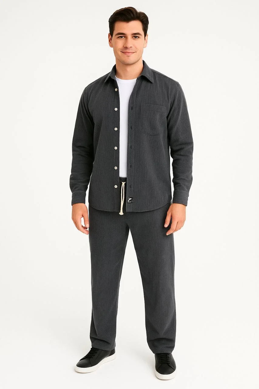 Erkek Kadife Oversize Takım – Gömlek ve Pantolon İkili Set Füme Corduroy Şıklığı, Rahat ve Zarif Duruş Yumuşak Dokulu Kadife Kumaş, Düğmeli Gömlek Üst ve Lastikli Pantolon Alt Parça ile Gün Boyu Konfor- Siyah