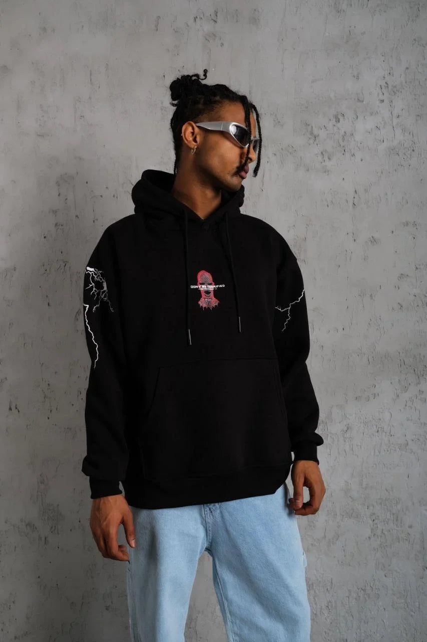 Erkek Oversize Üç İplik Kapüşonlu Sweatshirt – Siyah “Don’t Be Terrified” Ön, Sırt ve Kol Baskılı, Kanguru Cepli, Ribanalı Rahat Model- Siyah