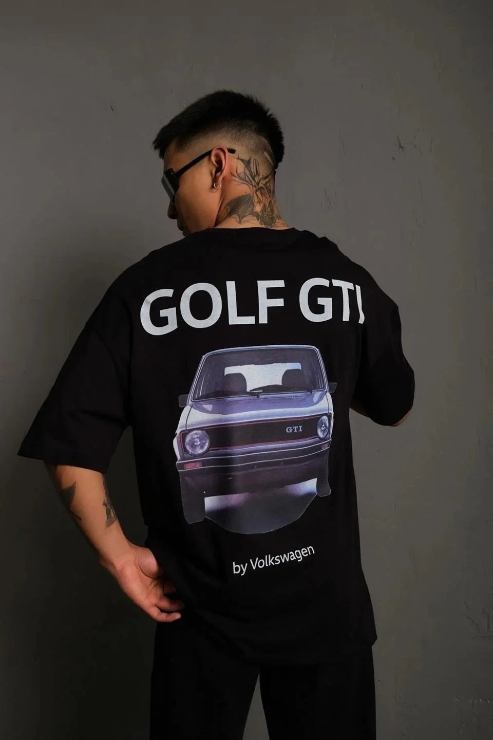 Erkek Oversize Baskılı Tişört – Golf GTI Retro Araba Desenli, Ön & Arka Dijital Baskı, Sokak Modası Stil - Gri