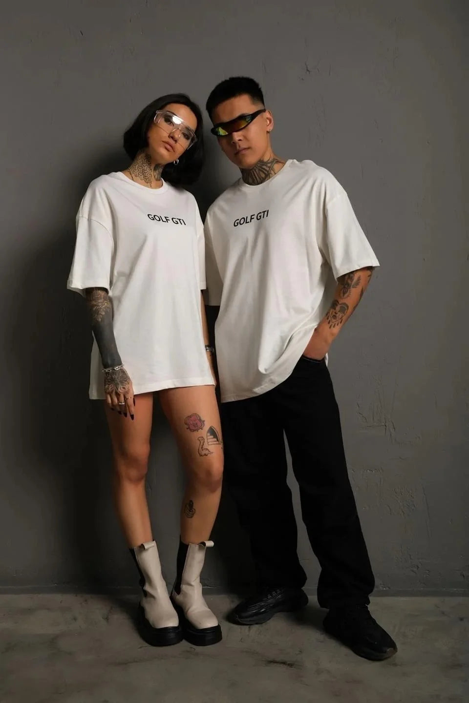 Erkek Oversize Baskılı Tişört – Golf GTI Retro Araba Desenli, Ön & Arka Dijital Baskı, Sokak Modası Stil - Gri