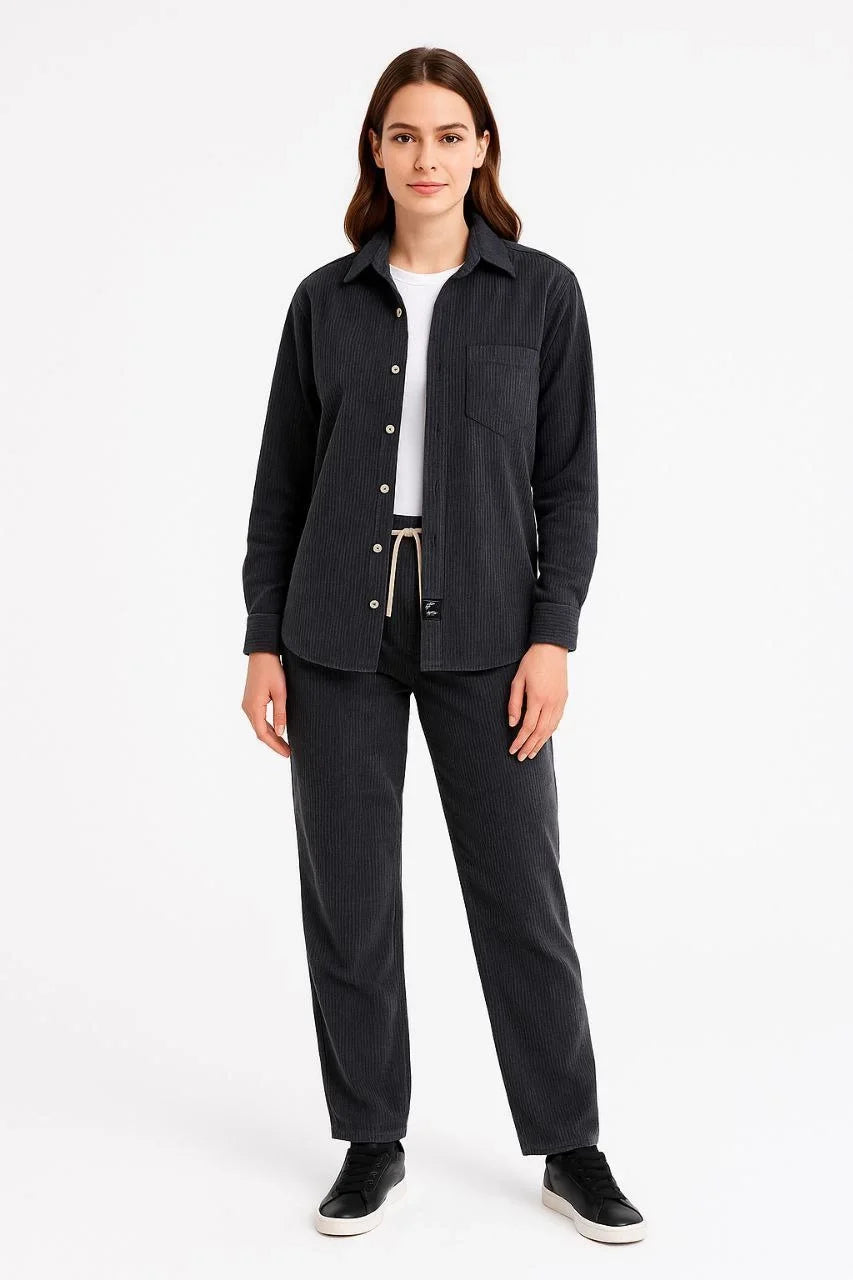 Kadın Kadife Oversize Takım – Gömlek ve Pantolon İkili Set Füme Corduroy Şıklığı, Rahat ve Zarif Duruş Yumuşak Dokulu Kadife Kumaş, Düğmeli Gömlek Üst ve Lastikli Pantolon Alt Parça ile Gün Boyu Konfor- Füme