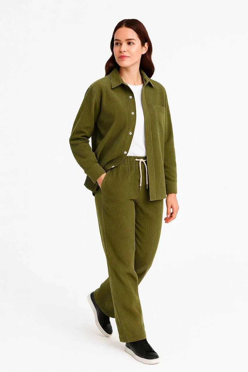Kadın Kadife Oversize Takım – Gömlek ve Pantolon İkili Set Füme Corduroy Şıklığı, Rahat ve Zarif Duruş Yumuşak Dokulu Kadife Kumaş, Düğmeli Gömlek Üst ve Lastikli Pantolon Alt Parça ile Gün Boyu Konfor- Füme