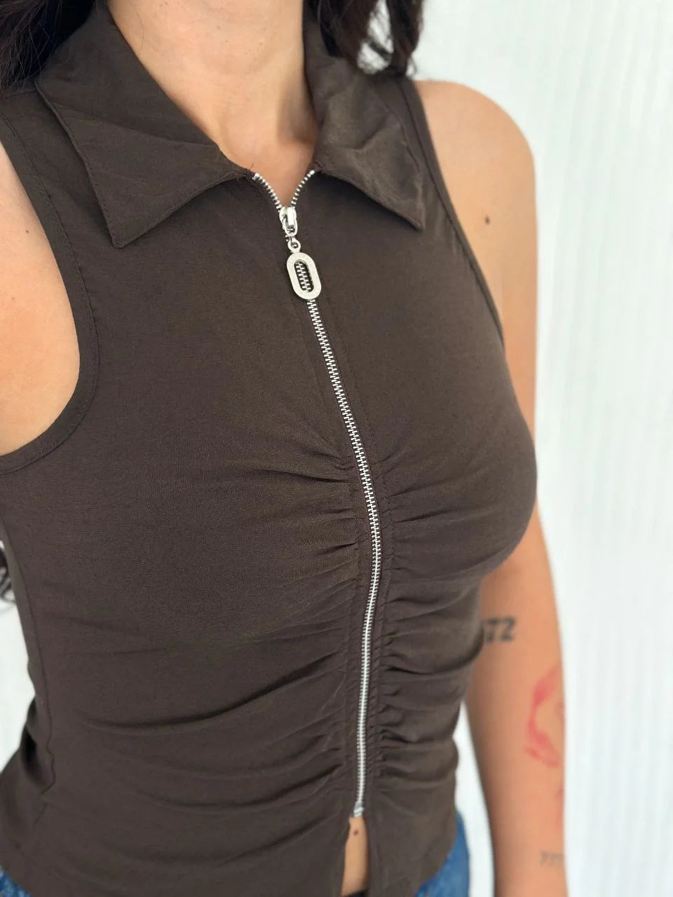 Yakalı Tam Fermuarlı Kolsuz Bluz - Kahverengi