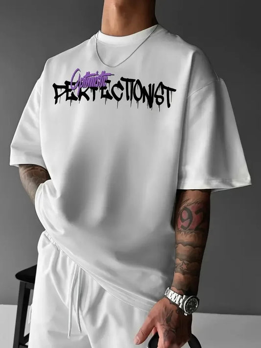 Erkek OversizeGrafik Tişört "CAMPBRASTCOOPERATION" Kalın Yazı Bisiklet Yaka, Kısa Kol, Kalın Mor ve Siyah Desenli Yazlık Sokak Kıyafeti - Beyaz