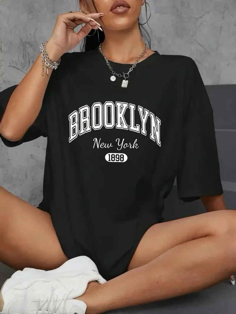 Brooklyn Harf Baskılı Düşük Omuzlu T-shirt, Rahat Kısa Kollu Bol T-shirt, Kadın Giyim - Beyaz