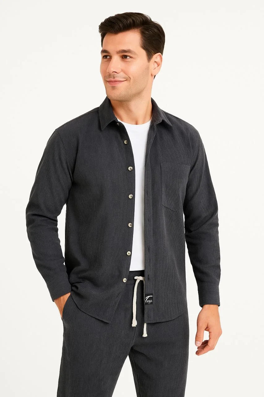 Erkek Kadife Oversize Takım – Gömlek ve Pantolon İkili Set Füme Corduroy Şıklığı, Rahat ve Zarif Duruş Yumuşak Dokulu Kadife Kumaş, Düğmeli Gömlek Üst ve Lastikli Pantolon Alt Parça ile Gün Boyu Konfor- Siyah
