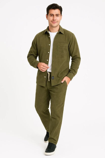 Erkek Kadife Oversize Takım – Gömlek ve Pantolon İkili Set Füme Corduroy Şıklığı, Rahat ve Zarif Duruş Yumuşak Dokulu Kadife Kumaş, Düğmeli Gömlek Üst ve Lastikli Pantolon Alt Parça ile Gün Boyu Konfor- Siyah
