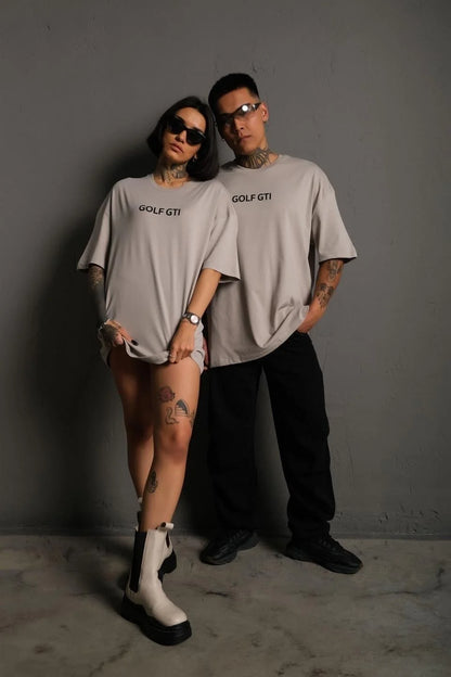 Erkek Oversize Baskılı Tişört – Golf GTI Retro Araba Desenli, Ön & Arka Dijital Baskı, Sokak Modası Stil - Gri