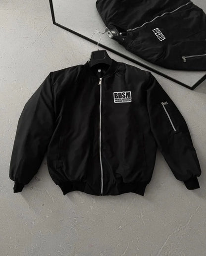 Erkek Siyah Bomber Mont – Fermuarlı, Cepli, Kapitone Astarlı, Göğüs Baskılı Tasarım Günlük Rahat Ceket - Siyah