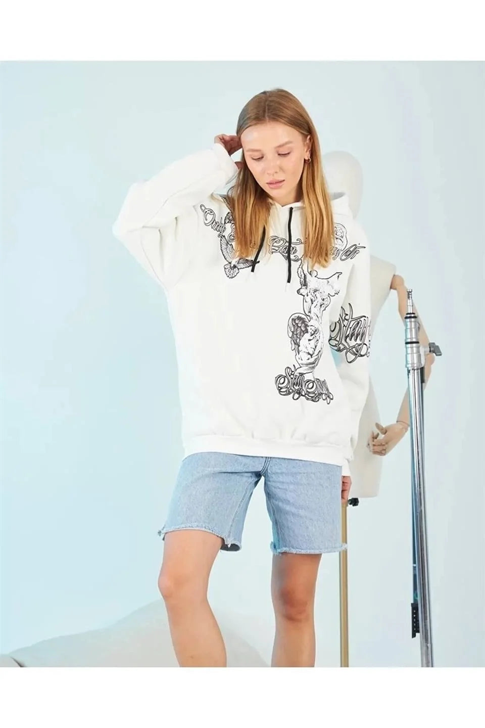 Kadın Kapüşonlu Üç İplik Sweatshirt – Beyaz Strong Heykel Baskılı, Rahat Kalıp, Kanguru Cepli Modern Tasarım