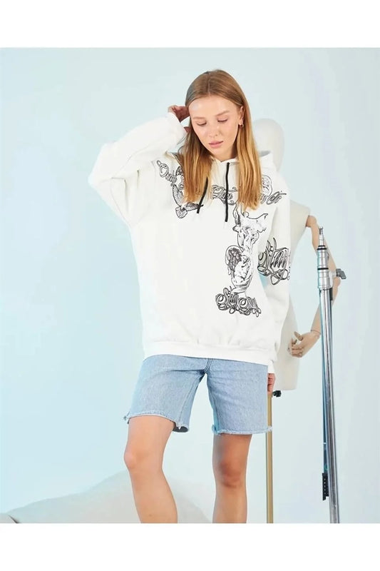 Kadın Kapüşonlu Üç İplik Sweatshirt – Beyaz Strong Heykel Baskılı, Rahat Kalıp, Kanguru Cepli Modern Tasarım