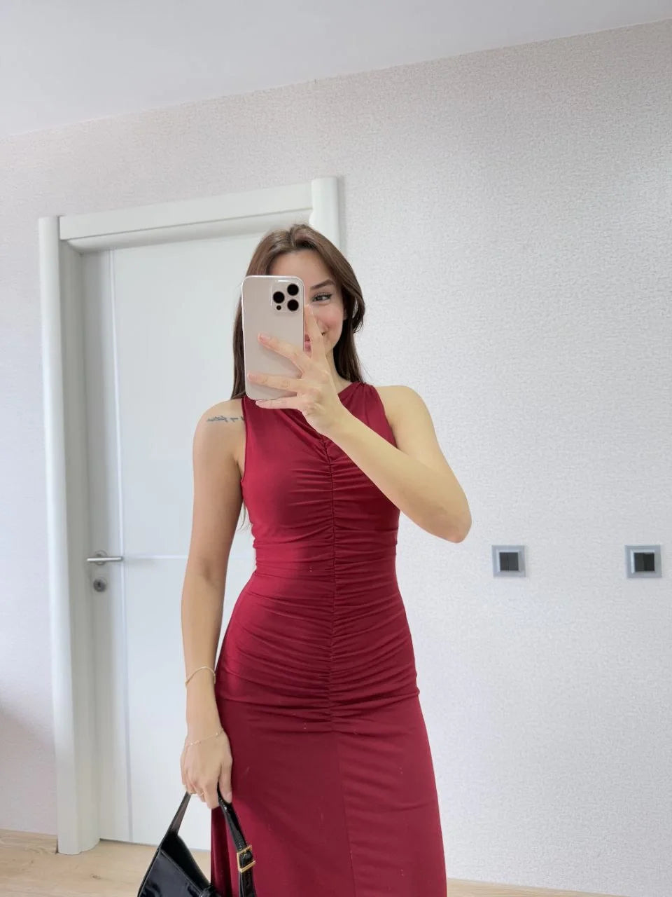 Bürümcük Kumaşlı İçi Astarlı Üzgülü Kolsuz Büzgülü Uzun Elbise - Siyah