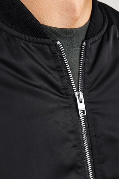Kadın Siyah Bomber Mont – Oversize Rahat Kalıp, Fermuarlı Cepli, Günlük Kombinlere Uygun Hafif Kapitone Mont- Siyah