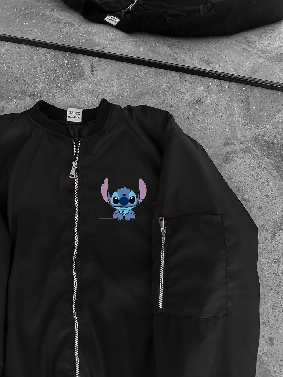 Unisex Siyah Bomber Ceket – Fermuarlı, Cepli, Kapitone Astarlı, Sevimli Stitch Baskılı Günlük Rahat Mont - Siyah