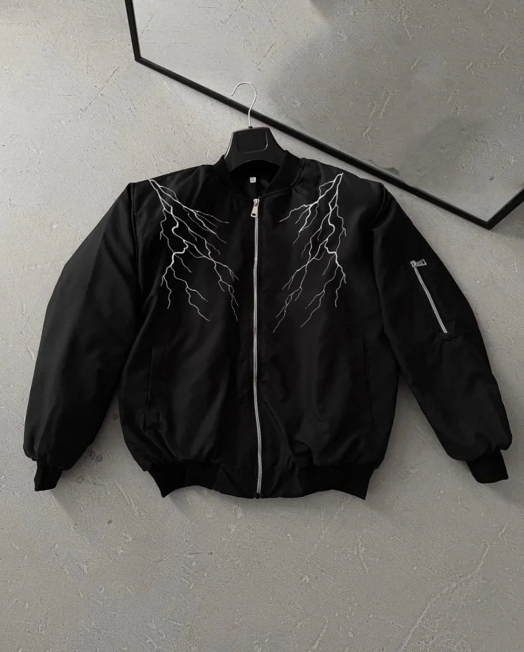 Unisex Siyah Bomber Mont – Beyaz Şimşek Desenli, Fermuarlı Cepli, Kapitone Astarlı Sokak Stili Günlük Ceket - Siyah